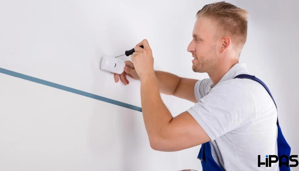 یک نفر در حال نصب چشمی دزدگیر